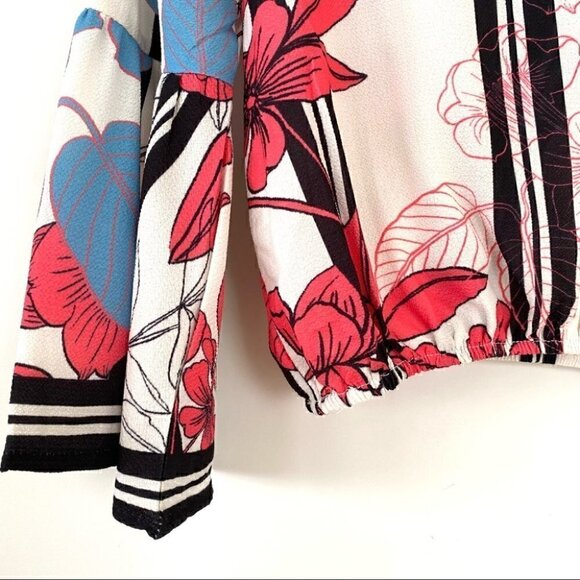 Flying Tomato surplice cropped top, with 3/4 length bell sleeves - Picture 6 of 9